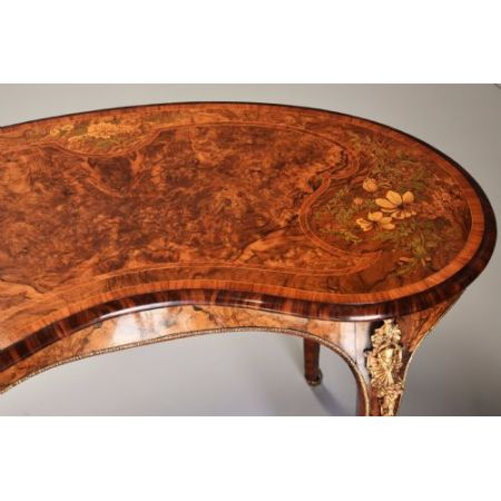 Premium! Hochwertiger, nierenförmiger Tisch aus Walnuss und Intarsien aus der Mitte des 19. Jahrhunderts 
