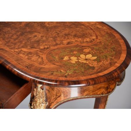 Premium! Hochwertiger, nierenförmiger Tisch aus Walnuss und Intarsien aus der Mitte des 19. Jahrhunderts 