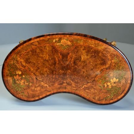 Premium! Hochwertiger, nierenförmiger Tisch aus Walnuss und Intarsien aus der Mitte des 19. Jahrhunderts 
