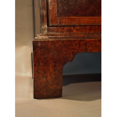 Georgianischer Tallboy aus Eibenholz und Maserknollenholz Massivholz um 1730 antik