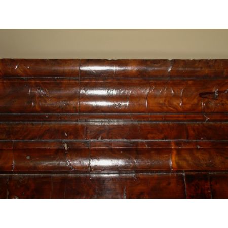 Georgianischer Tallboy aus Eibenholz und Maserknollenholz Massivholz um 1730 antik