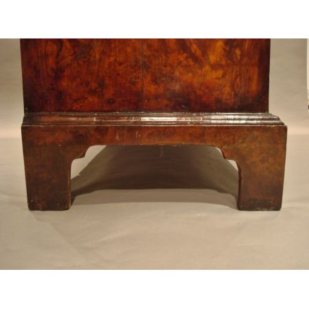 Georgianischer Tallboy aus Eibenholz und Maserknollenholz Massivholz um 1730 antik