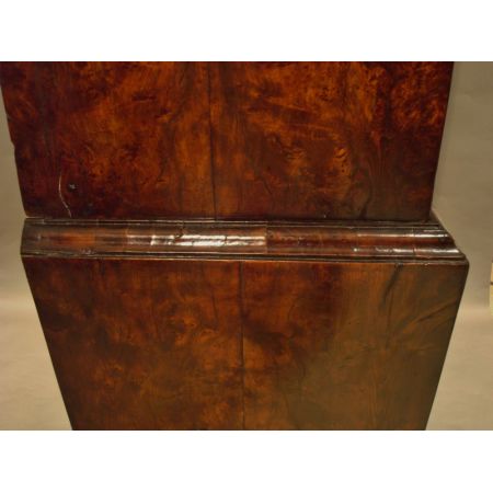 Georgianischer Tallboy aus Eibenholz und Maserknollenholz Massivholz um 1730 antik