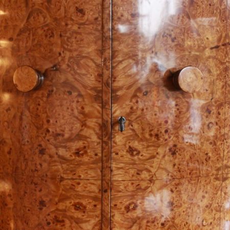 Halbrunder, englischer Art-Déco-Cocktailschrank von Harry & Lou Epstein aus Wurzelnussholz Massivholz um 1930 antik