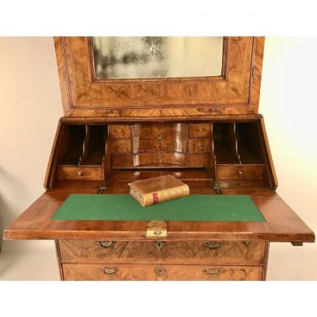 Englischer Sekretär/Bücherschrank aus Nussbaumholz Massivholz um 1725 antik