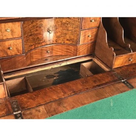 Englischer Sekretär/Bücherschrank aus Nussbaumholz Massivholz um 1725 antik