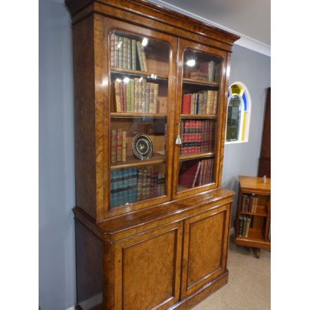 Antikes Walnuss Bücherregal aus dem 19. Jahrhundert