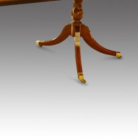 Antiker Mahagoni Esstisch im georgianischen Stil mit drei Säulen