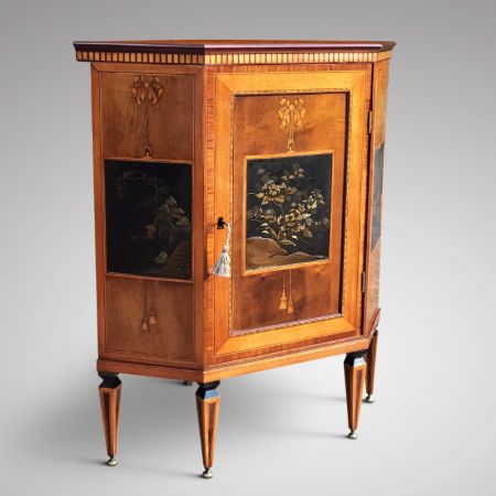 Antikes Paar Eckschränke in Ausstellungsqualität aus dem 19. Jahrhundert