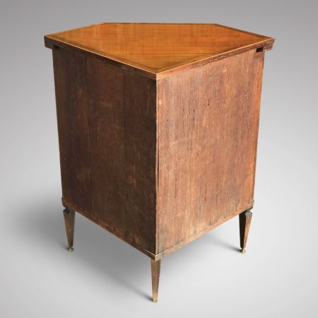 Antikes Paar Eckschränke in Ausstellungsqualität aus dem 19. Jahrhundert