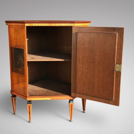 Antikes Paar Eckschränke in Ausstellungsqualität aus dem 19. Jahrhundert