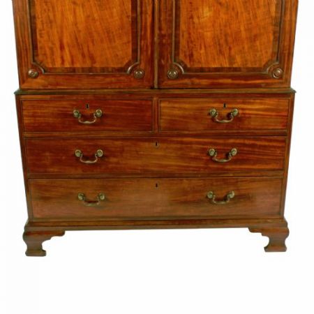 Chippendale-Kleiderschrank aus Mahagoni Massivholz aus der Zeit von George III. um 1760 antik