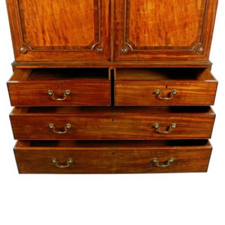 Chippendale-Kleiderschrank aus Mahagoni Massivholz aus der Zeit von George III. um 1760 antik