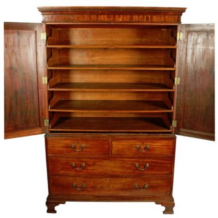 Chippendale-Kleiderschrank aus Mahagoni Massivholz aus der Zeit von George III. um 1760 antik