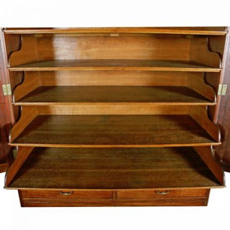 Chippendale-Kleiderschrank aus Mahagoni Massivholz aus der Zeit von George III. um 1760 antik