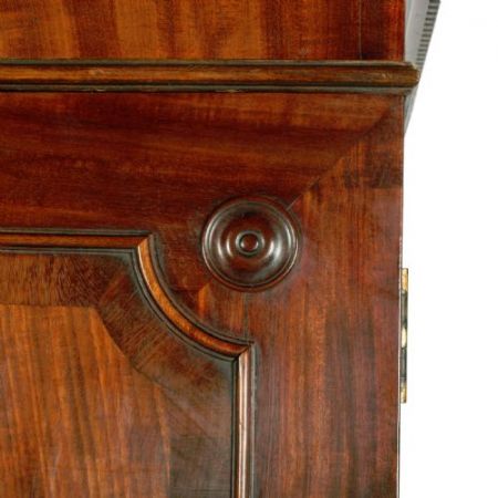Chippendale-Kleiderschrank aus Mahagoni Massivholz aus der Zeit von George III. um 1760 antik
