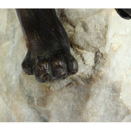 Bronzetiger auf einem Felsen von James Andrej - Frankreich c1920