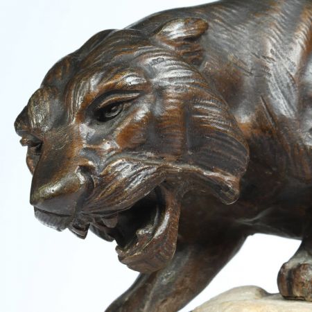 Bronzetiger auf einem Felsen von James Andrej - Frankreich c1920