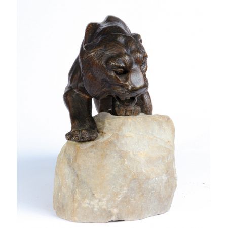 Bronzetiger auf einem Felsen von James Andrej - Frankreich c1920