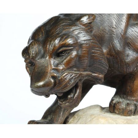 Bronzetiger auf einem Felsen von James Andrej - Frankreich c1920