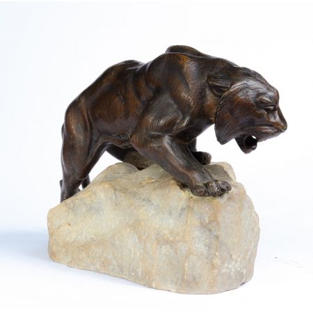 Bronzetiger auf einem Felsen von James Andrej - Frankreich c1920