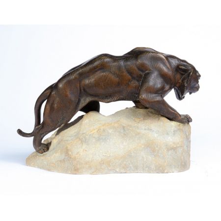 Bronzetiger auf einem Felsen von James Andrej - Frankreich c1920