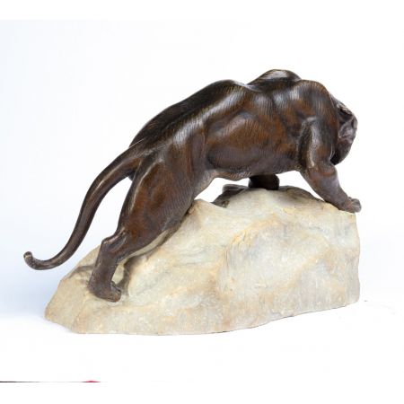 Bronzetiger auf einem Felsen von James Andrej - Frankreich c1920