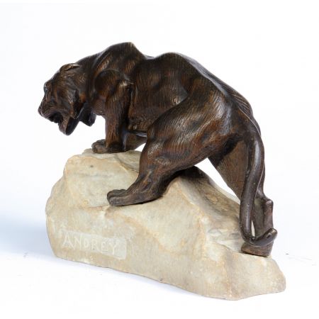 Bronzetiger auf einem Felsen von James Andrej - Frankreich c1920