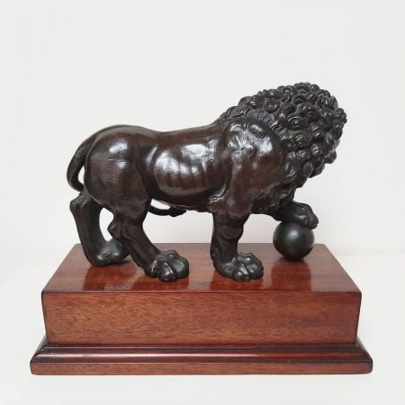 Antiker Grand Tour Medici Löwe aus Bronze auf Mahagonisockel um 1860