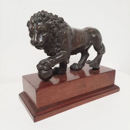 Antiker Grand Tour Medici Löwe aus Bronze auf Mahagonisockel um 1860