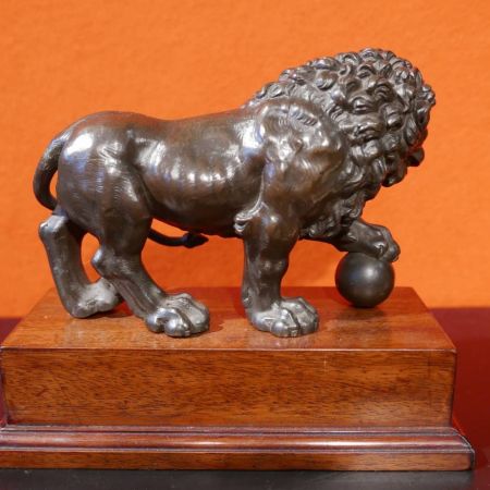 Antiker Grand Tour Medici Löwe aus Bronze auf Mahagonisockel um 1860