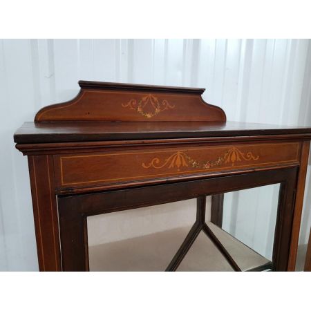 Edwardianische Vitrine mit Intarsien aus Mahagoni Massivholz antik