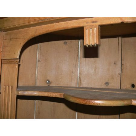 Antiker, früh viktorianischer Eckschrank aus Weichholz Massivholz um 1860