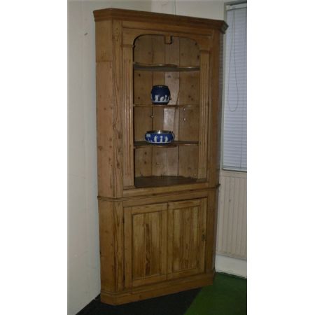 Antiker, früh viktorianischer Eckschrank aus Weichholz Massivholz um 1860