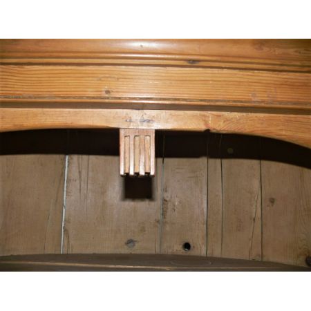 Antiker, früh viktorianischer Eckschrank aus Weichholz Massivholz um 1860