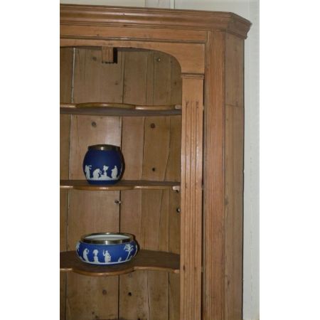 Antiker, früh viktorianischer Eckschrank aus Weichholz Massivholz um 1860