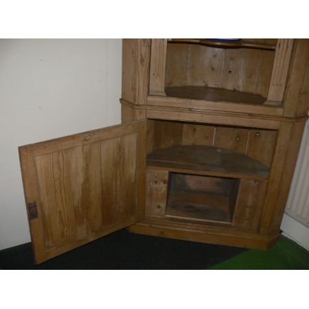 Antiker, früh viktorianischer Eckschrank aus Weichholz Massivholz um 1860