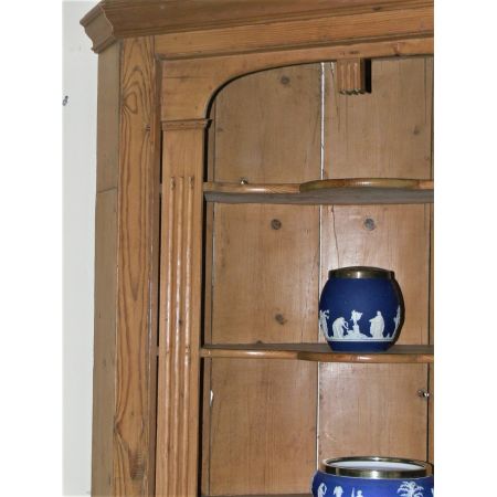 Antiker, früh viktorianischer Eckschrank aus Weichholz Massivholz um 1860