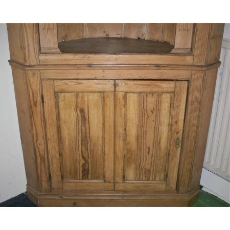 Antiker, früh viktorianischer Eckschrank aus Weichholz Massivholz um 1860