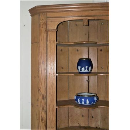 Antiker, früh viktorianischer Eckschrank aus Weichholz Massivholz um 1860