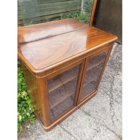 Antiker viktorianischer 2-türiger Getränkeschrank aus Nussbaumholz.