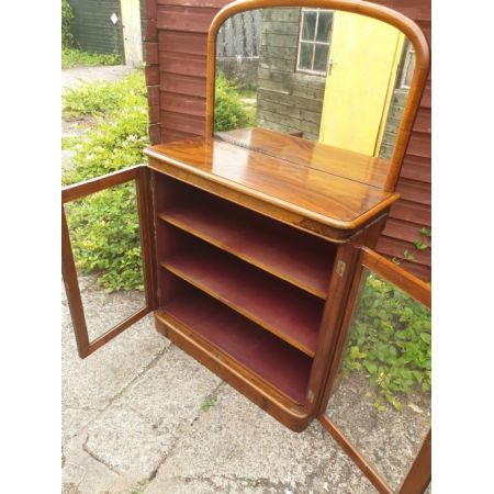 Antiker viktorianischer 2-türiger Getränkeschrank aus Nussbaumholz.