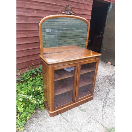 Antiker viktorianischer 2-türiger Getränkeschrank aus Nussbaumholz.