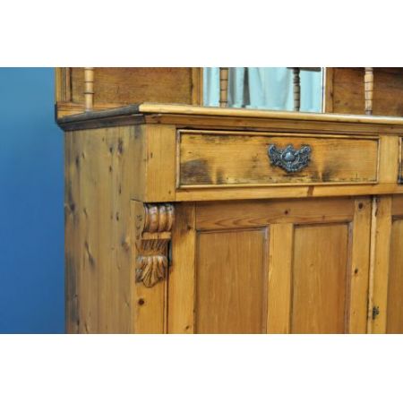 Antiker großer viktorianischer rustikaler Spiegelrückenschrank aus Kiefernholz