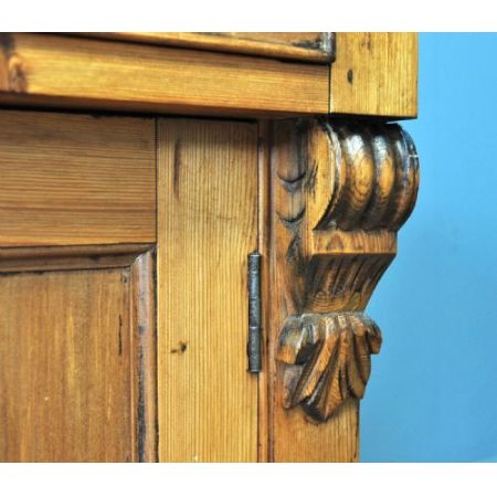 Antiker großer viktorianischer rustikaler Spiegelrückenschrank aus Kiefernholz