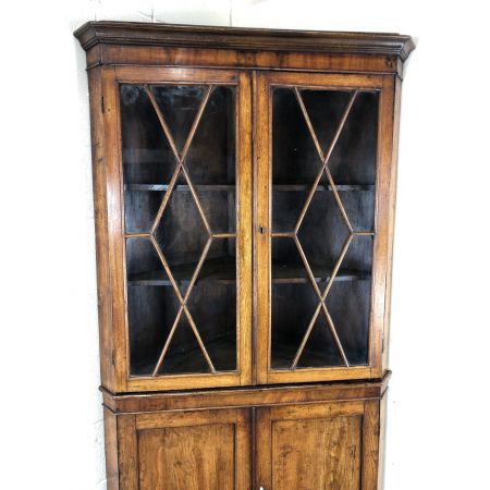 Stehender Eichenholz Eckschrank aus dem frühen 19. Jahrhunderts