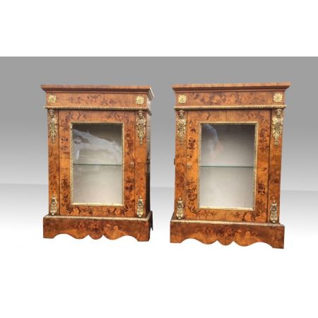 Paar antike Vitrinen aus Walnussholz