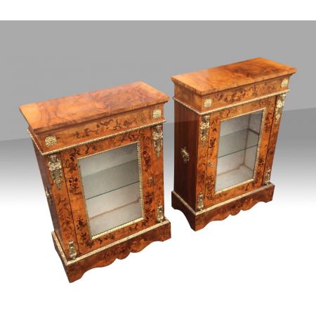 Paar antike Vitrinen aus Walnussholz