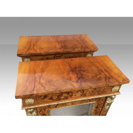 Paar antike Vitrinen aus Walnussholz