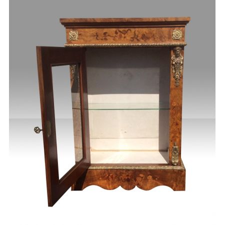 Paar antike Vitrinen aus Walnussholz